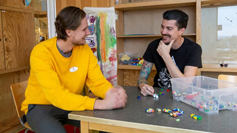 Коли тато у декреті, а вихователь з татуюваннями: як мотивують дітей у Швеції