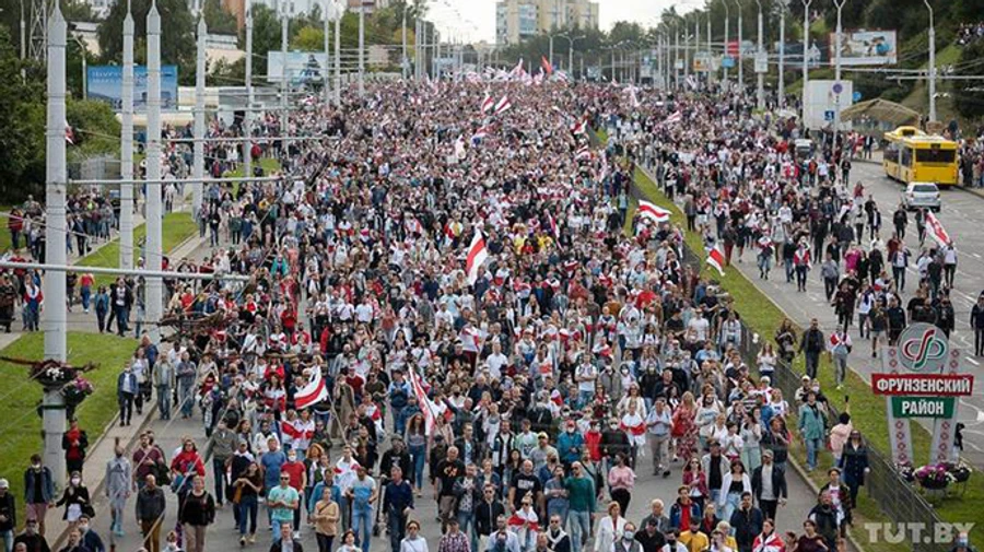 В центре Минска начали возводить баррикады