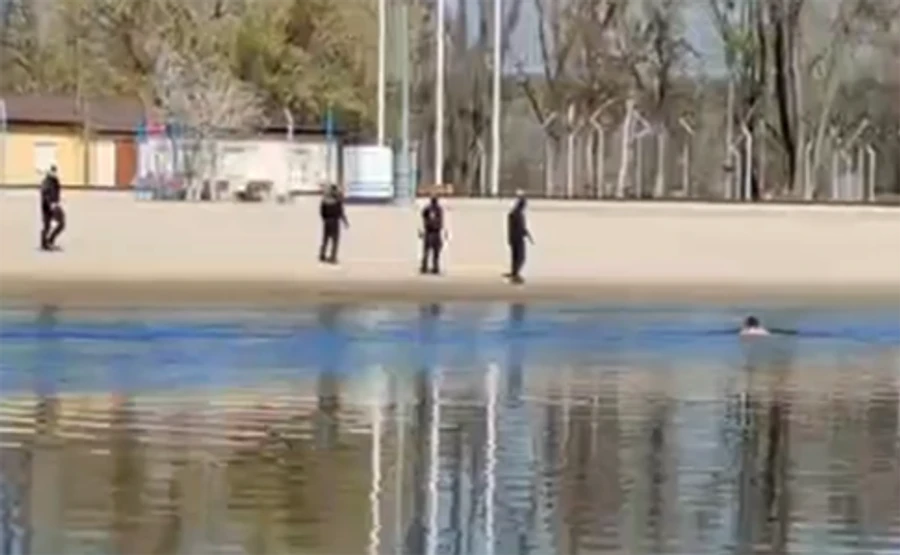 Чоловік, якого не пустили на спортмайданчик, намагався потрапити туди уплав