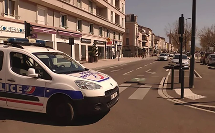 Во Франции мужчина с ножом напал на прохожих: 2 погибших, 5 раненых