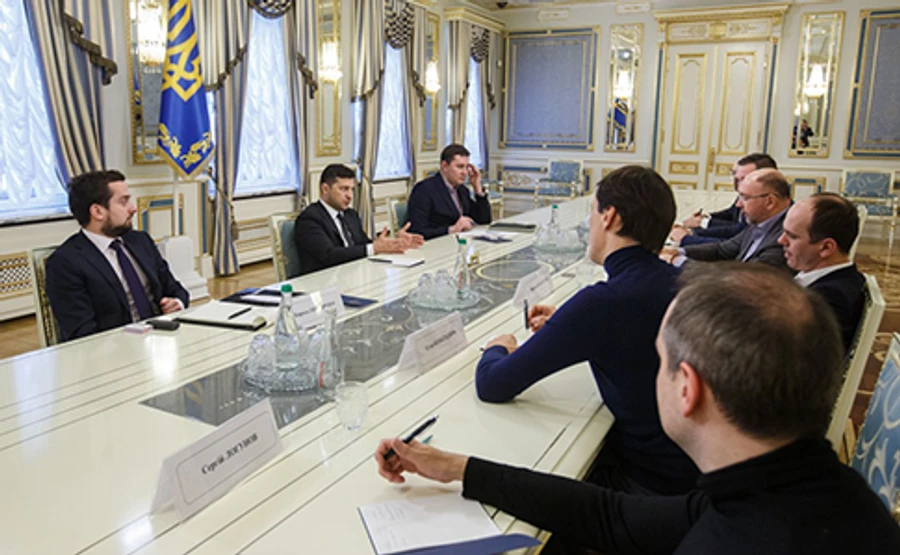 Зеленський домовляється з телеканалами про відеоуроки для школярів