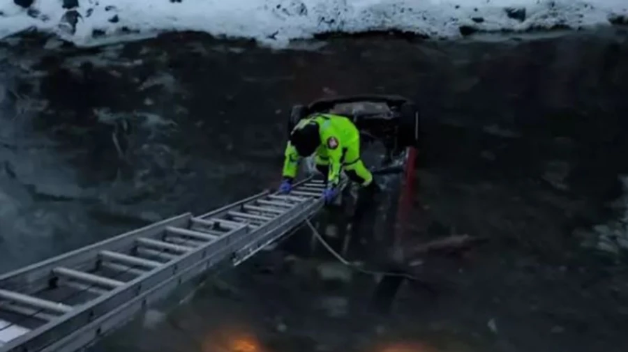 На Закарпатті автівка злетіла в річку: загинула жінка