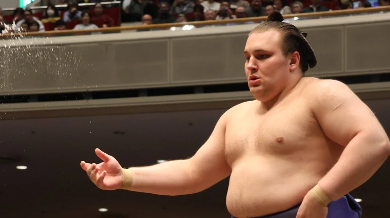 Украинцы Аонишики и Шиши вырвались в лидеры первого крупного турнира по сумо в 2026 году