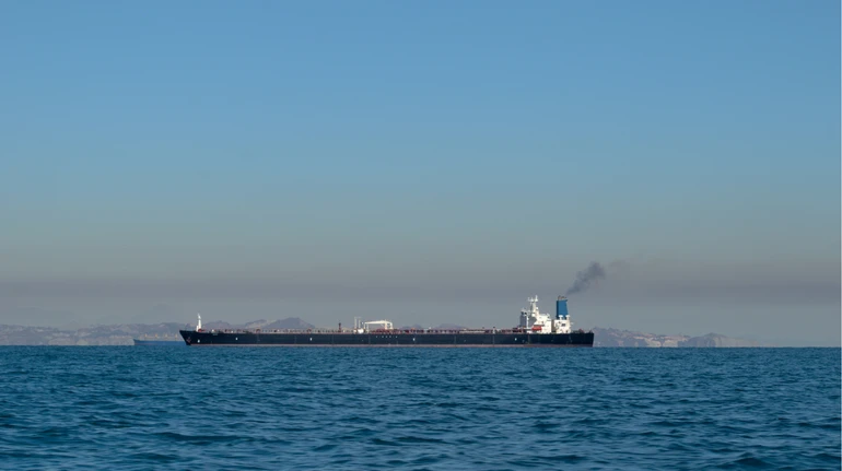 Супертанкер з іранською нафтою проскочив крізь Ормузьку протоку