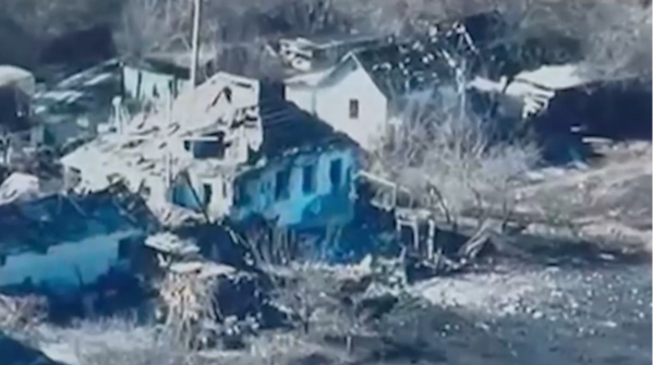 Після атаки КАБів на Харківщині з-під завалів дістали жінку