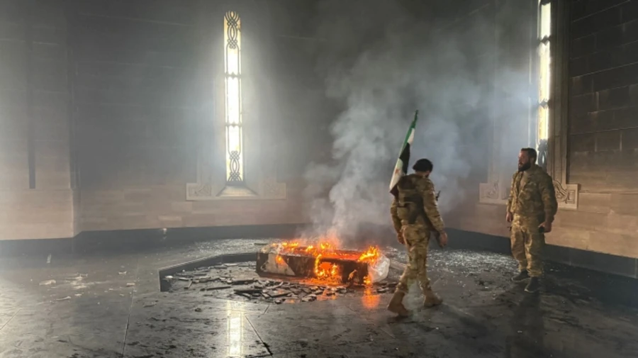 Повстанцы в Сирии сожгли могилу отца свергнутого президента Асада