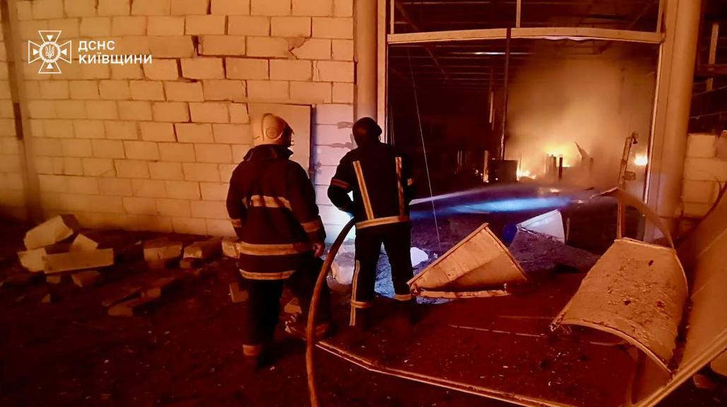 На Київщині внаслідок повторної російської атаки сталася пожежа на підприємстві