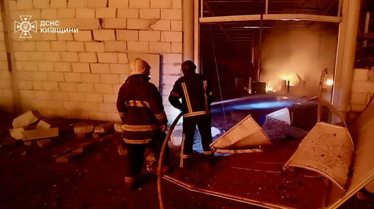 На Київщині внаслідок повторної російської атаки сталася пожежа на підприємстві