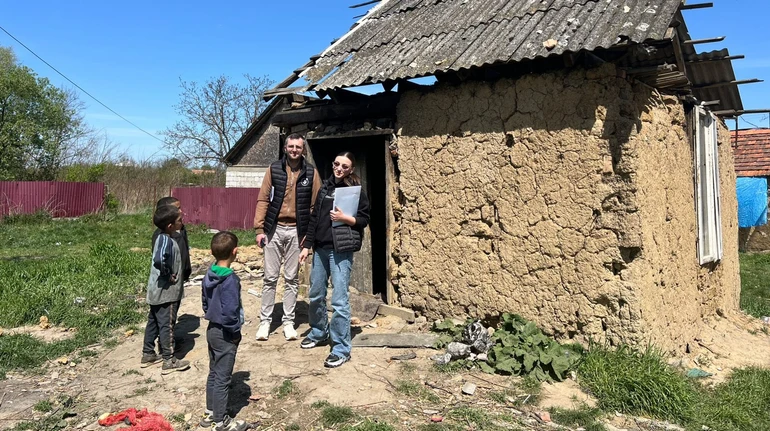 Не вміють читати і мають хвороби: на Закарпатті в родині виявили 8 дітей, які ніколи не вчилися в школі