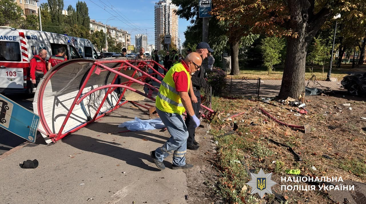 МВС показало відео нової ДТП у Києві: водій Volkswagen на швидкості їхав смугою громадського транспорту