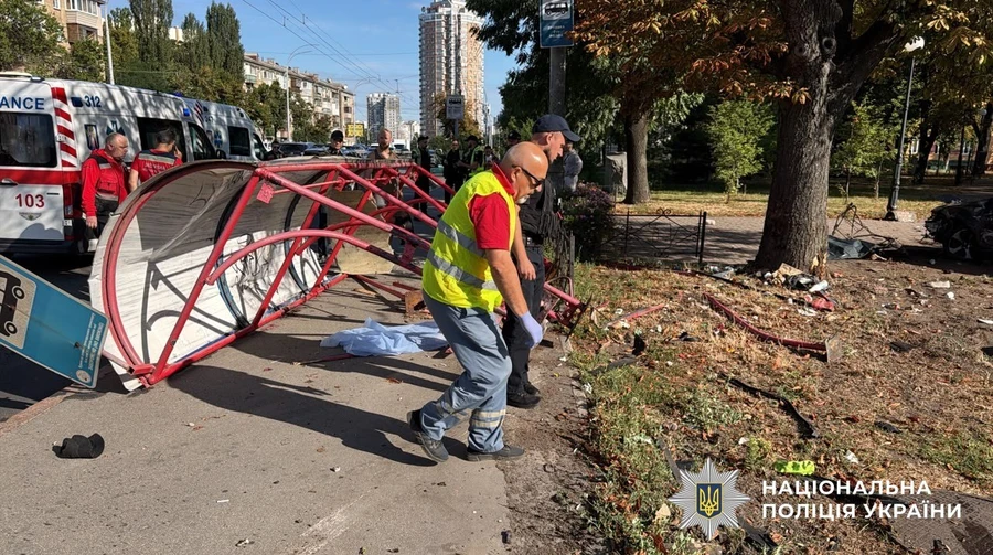 МВС показало відео ДТП у Києві: водій Volkswagen на швидкості їхав смугою громадського транспорту
