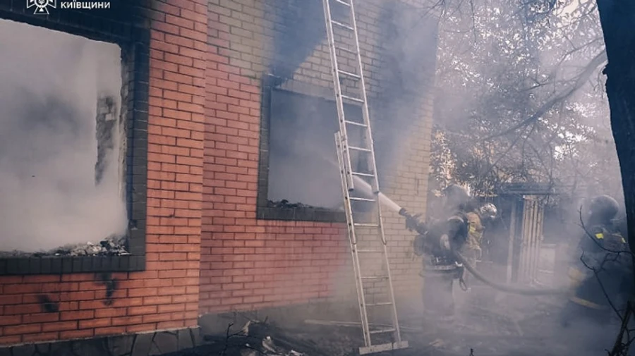 На Київщині від падіння уламка БпЛА згорів будинок – ДСНС
