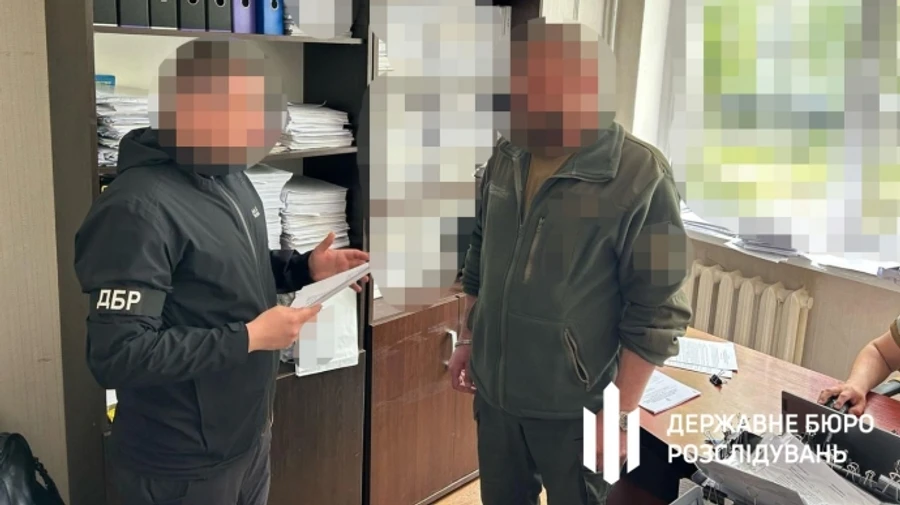 ГБР: Командир выплатил более 800 тысяч грн своей подчиненной, которая якобы была на передовой