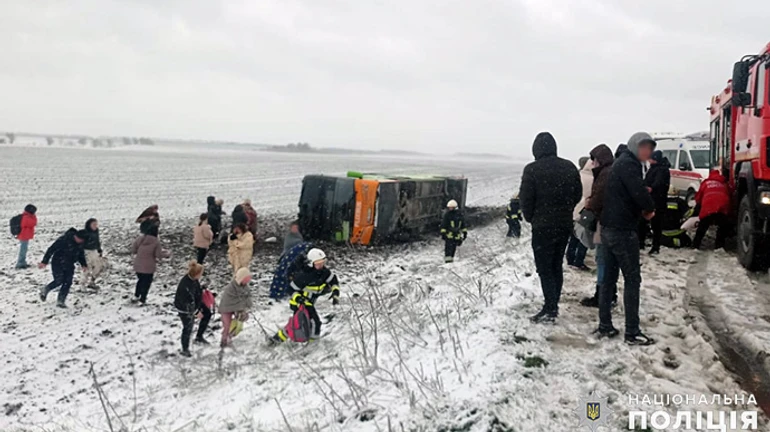 Автобус Варшава – Одеса з 25 пасажирами перекинувся на Хмельниччині