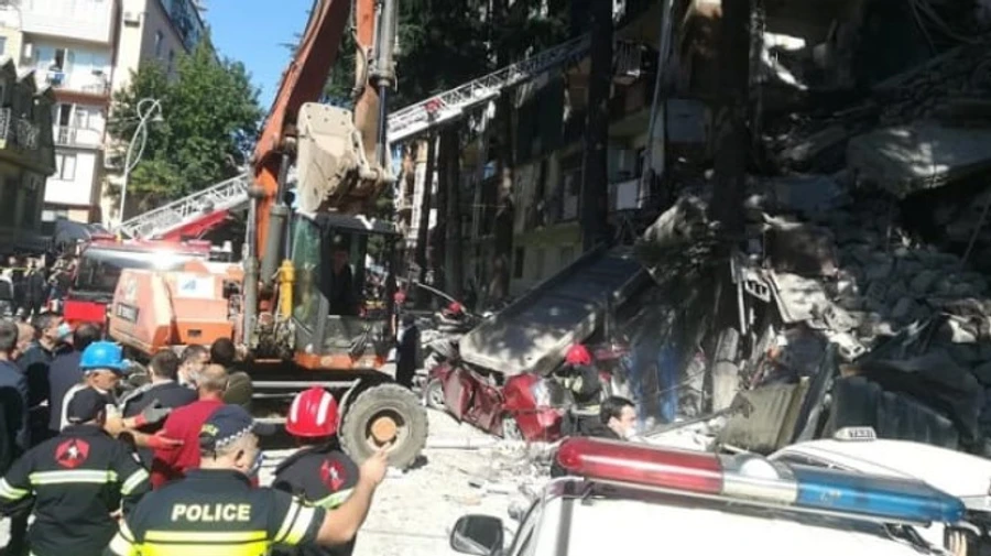 Обрушение дома в Батуми: под обломками 10-15 человек, они просят о помощи