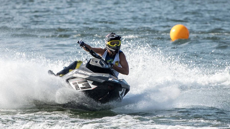 На азовском курорте гидроцикл протаранил банан с отдыхающими