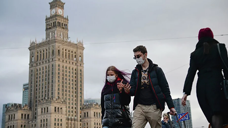 Рестораны, музеи, театры: в Польше анонсировали следующие этапы ослабления карантина