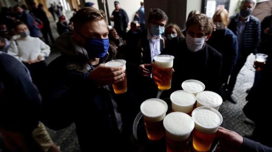 На знак протесту: у Чехії в карантин відкрились сотні барів та ресторанів