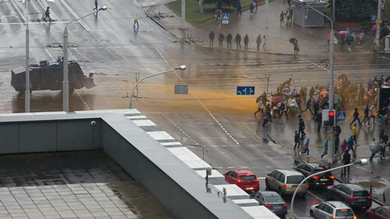 Білорусь: сотні затриманих, насильство, водомети і світлошумові гранати