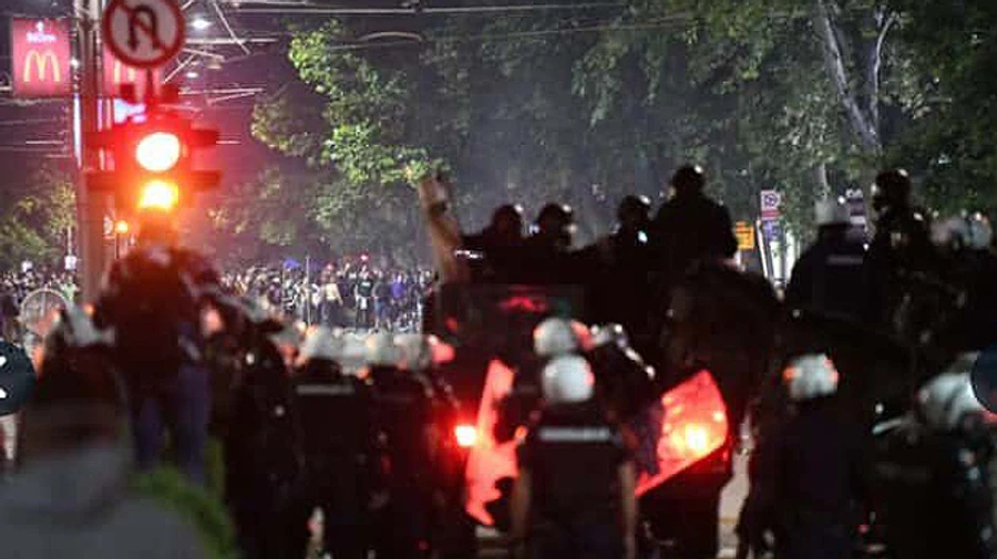 У Белграді люди штурмували парламент після анонсу про посилення карантину