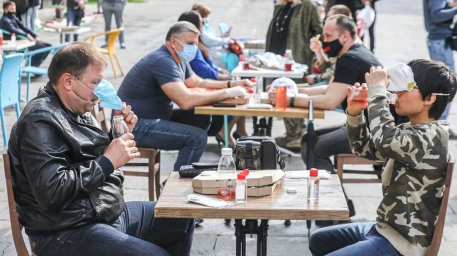 Кабмін дозволив гуляти групами до 8 людей і сидіти за столиками вчотирьох