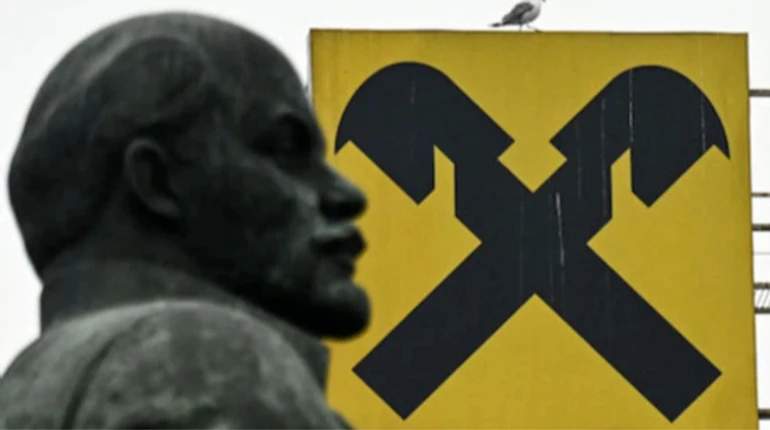 СЕО Raiffeisen йде у відставку залишаючи проблему з Росією наступникам