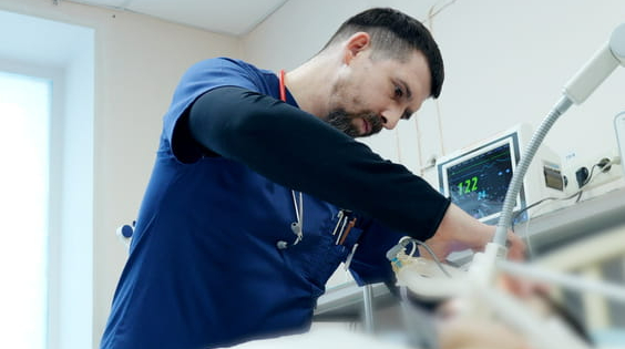 Medici di Kharkiv cercano di salvare la vita di un ragazzo di 11 anni ferito in attacco russo