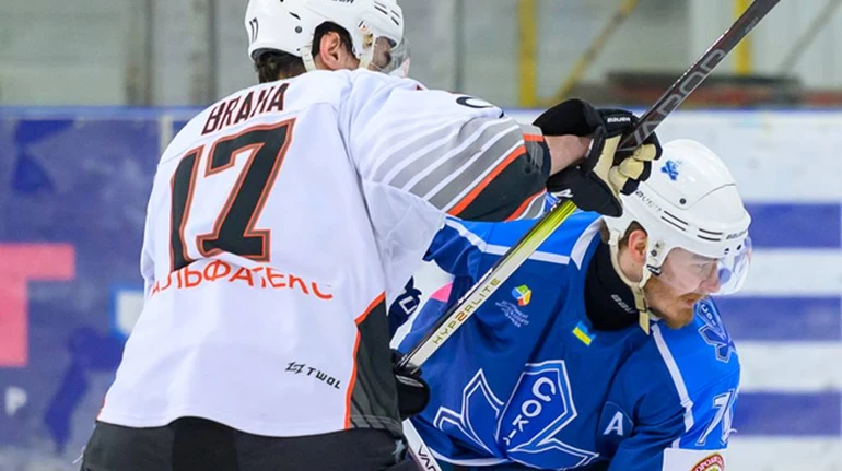 Сокол дожал Кременчуг в битве лидеров чемпионата Украины по хоккею