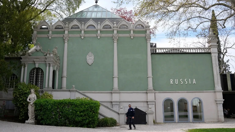 Еврокомиссия начала процедуру замораживания средств для Венецианской биеннале из-за участия РФ