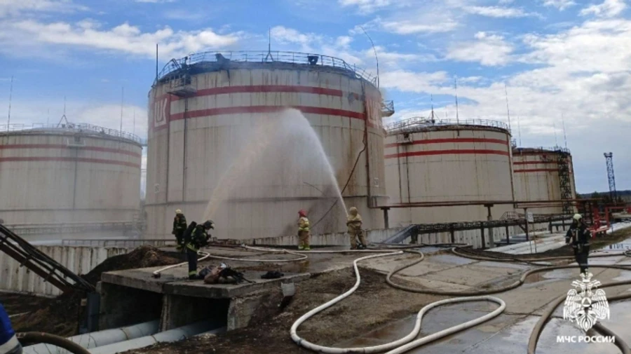 В России горит НПЗ, есть погибшие