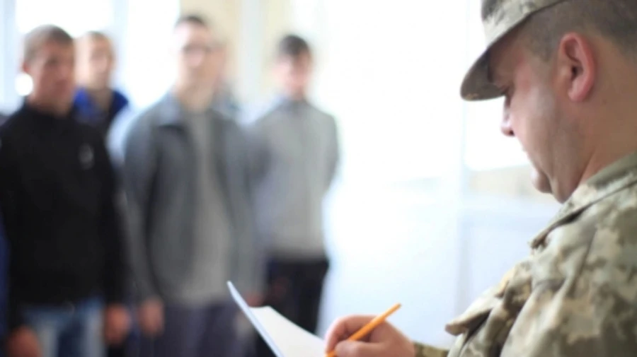 Повістки надсилатимуть 17-річним юнакам, які не стали на військовий облік