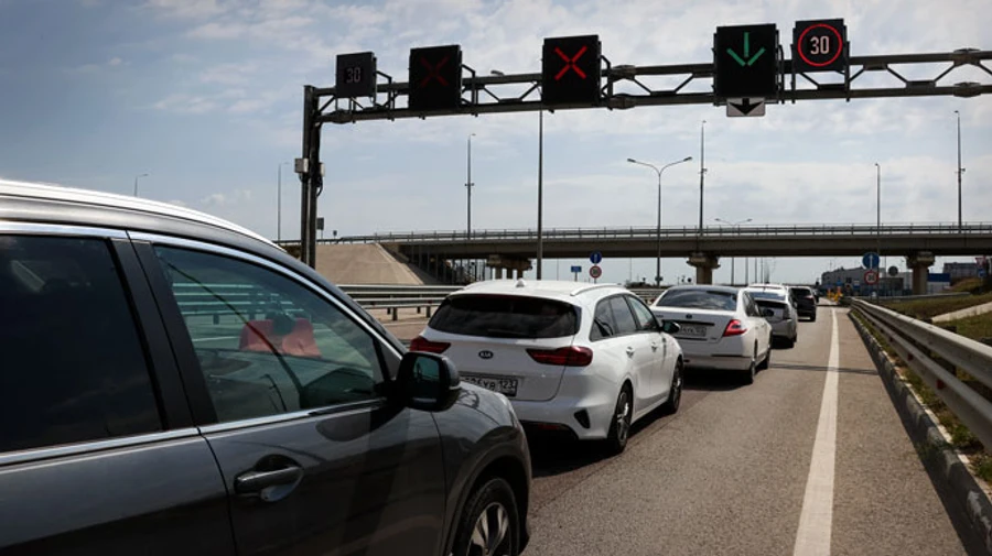 На Крымском мосту сохраняются пробки