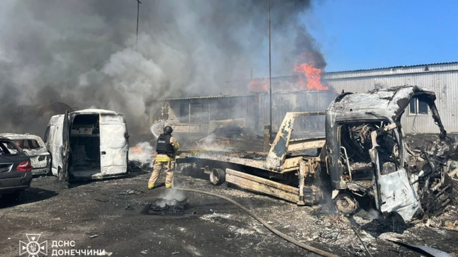 Russians attack Sloviansk in Donetsk Oblast with six drones: car service station, warehouses and vehicles on fire – photos