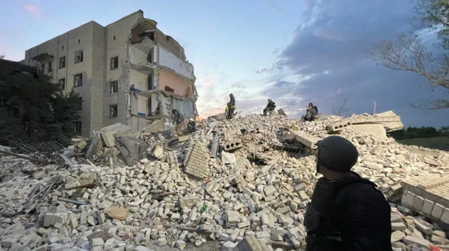 Over 30 people might be trapped under Donetsk Oblast apartment building destroyed by Russia