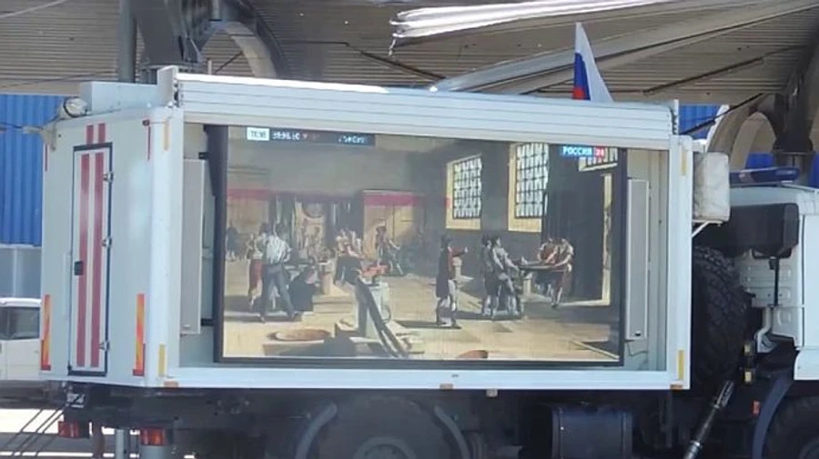 In Mariupol, zombie cars broadcast propaganda about gathering the Russian lands