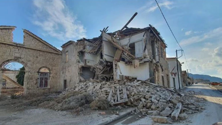 В Турции и Греции сообщили о первых погибших и пострадавших во время землетрясения