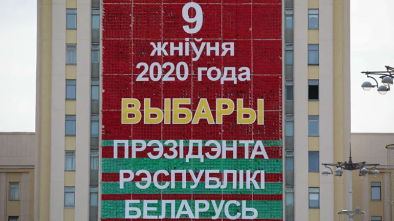 Вибори в Білорусі: сотні людей принесли скарги в ЦВК, влада почала затримання і закриває метро