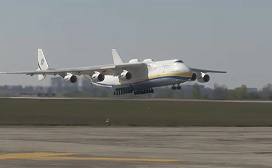 Ан-225 Мрия доставил в Канаду груз из Китая