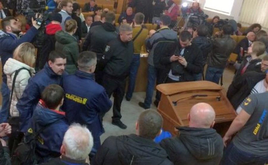 Под Николаевским облсоветом – сотни силовиков. У националистов требование