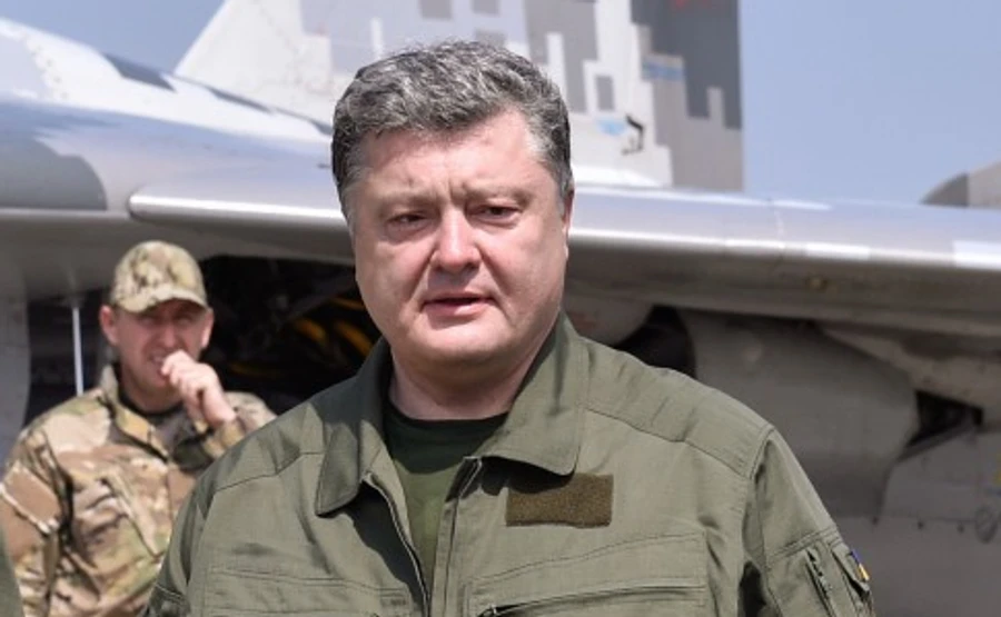 Порошенко: Кто будет красть в армии – руки поотрубаю