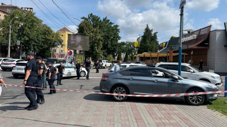 В центре Черкасс произошла стрельба в заведении питания: вооруженный человек забаррикадировался внутри