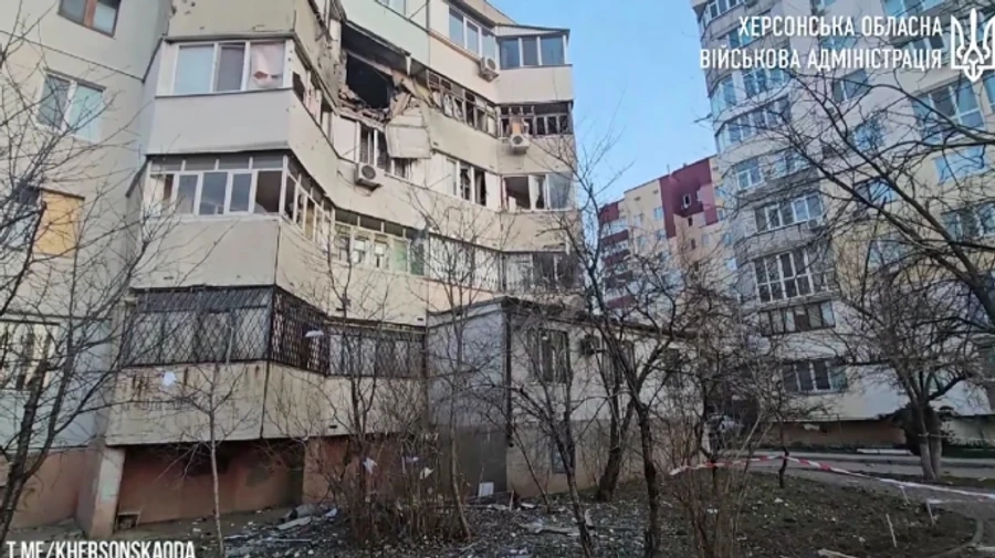 Russians hit apartment building in centre of Kherson: two people injured – video
