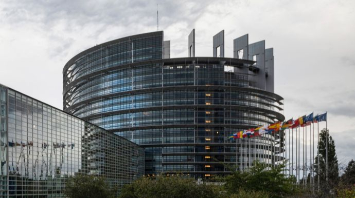 European Parliament initially backs ban on Russian gas and oil