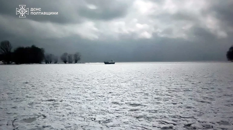 У новорічну ніч на Полтавщині компанія застрягла в човні посеред замерзлого Дніпра