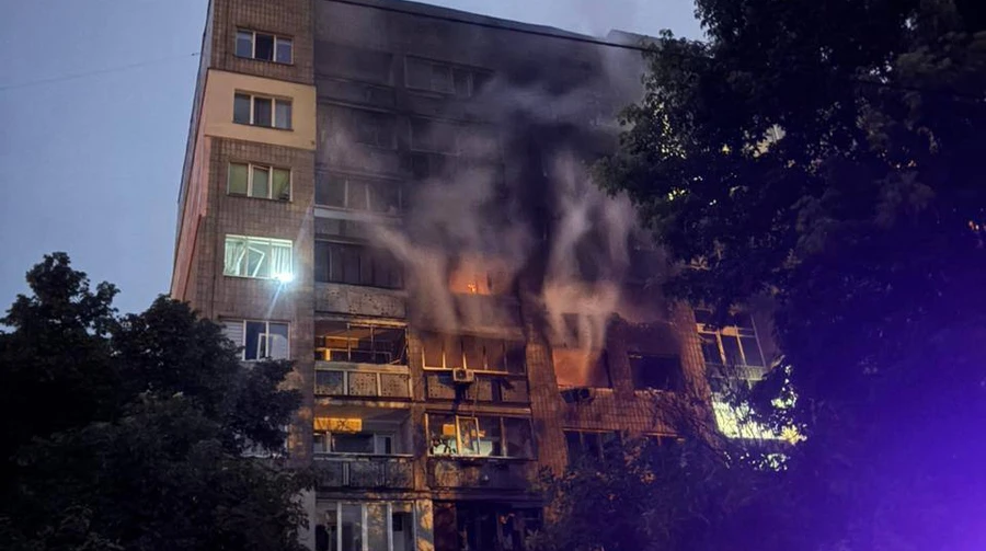 Спасатели сообщили о последствиях вражеской атаки в 10 районах Киева