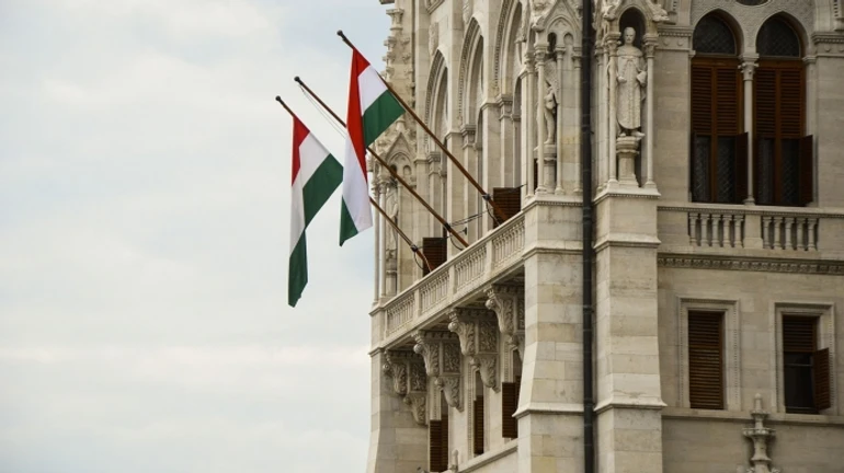 Угорщина легалізує українців з протермінованими паспортами  