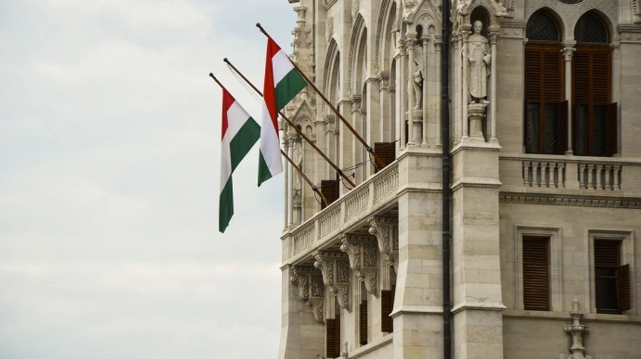 Венгрия легализует украинцев с просроченными паспортами