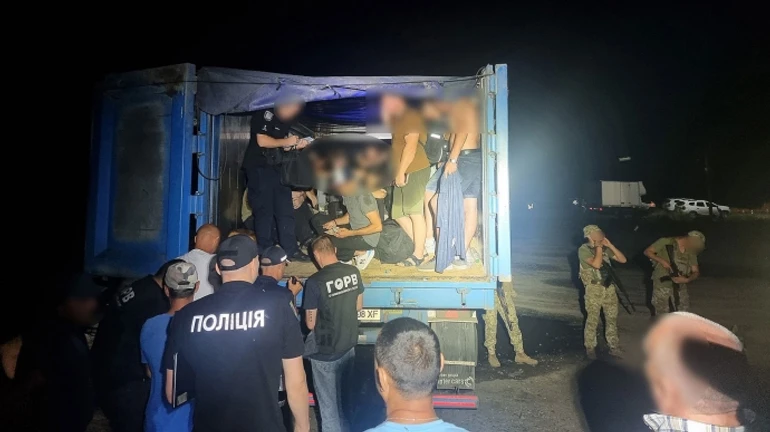 На кордоні з Молдовою затримали вантажівку з 41 чоловіком у причепі − Демченко 