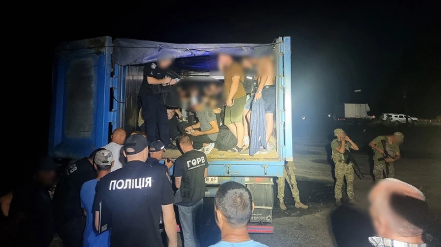 На границе с Молдовой задержали грузовик с 41 мужчиной в прицепе − Демченко 