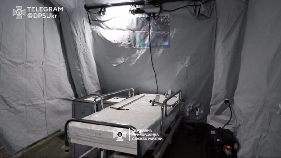 Netherlands gives Ukraine's border guards a field hospital – video